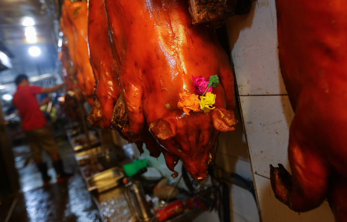 Người Sài Gòn chi tiền triệu mua heo quay nguyên con cúng Thần Tài